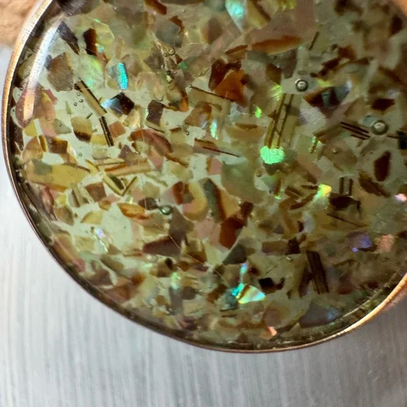 Handcrafted green and gold round earrings - Picture 2 of 2